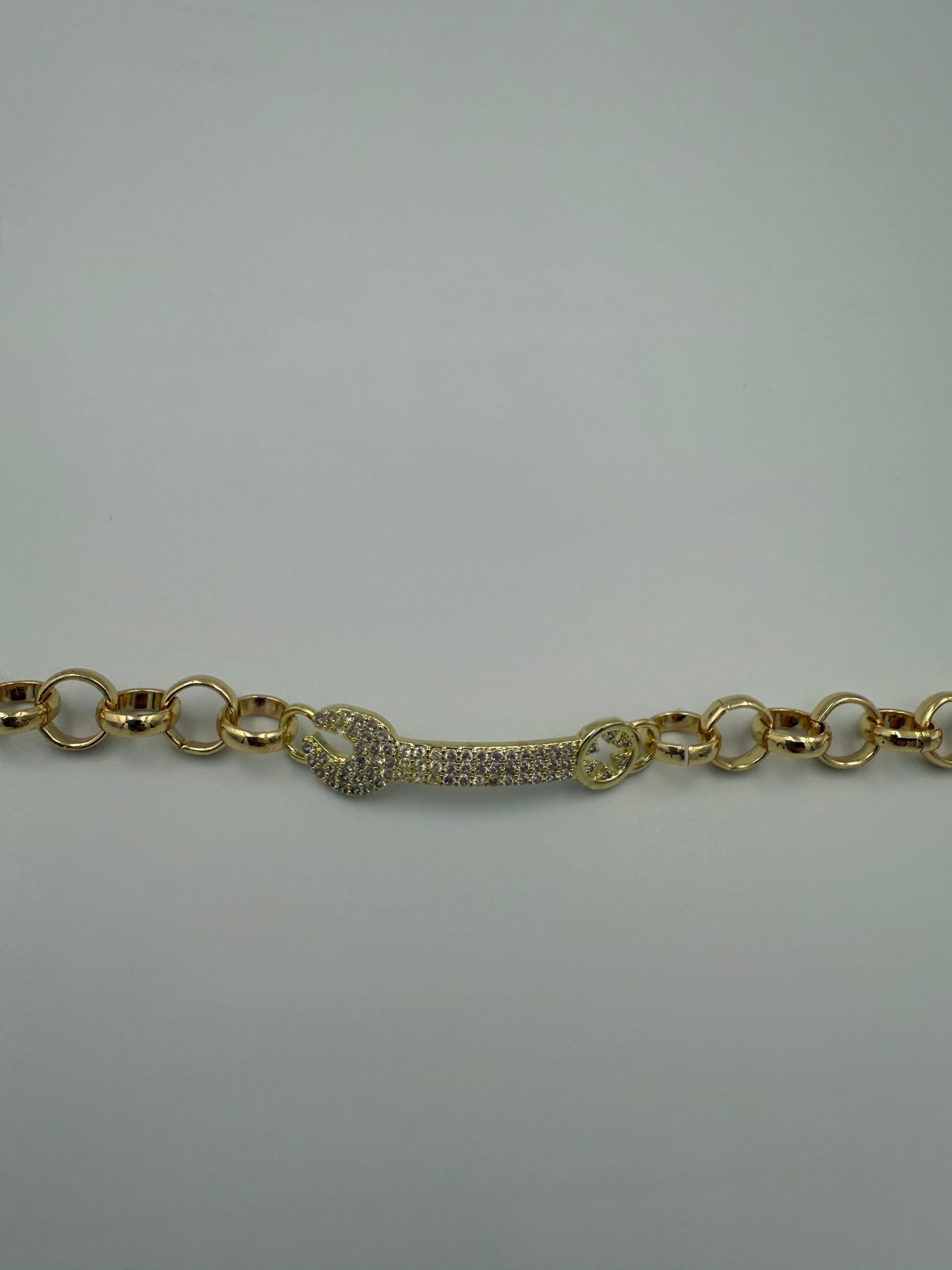 Pulsera infantil con llave tipo belcher y relleno de circonita cúbica dorada