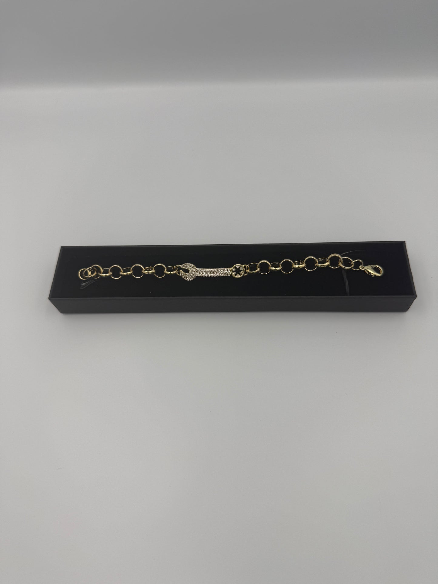 Pulsera infantil con llave tipo belcher y relleno de circonita cúbica dorada